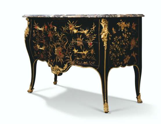 Latz, Jean-Pierre. A LOUIS XV ORMOLU-MOUNTED BLACK, RED AND GILT CHINESE LACQUER BOMBE COMMODE - фото 2