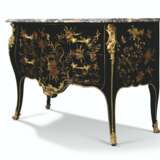 Latz, Jean-Pierre. A LOUIS XV ORMOLU-MOUNTED BLACK, RED AND GILT CHINESE LACQUER BOMBE COMMODE - Foto 2
