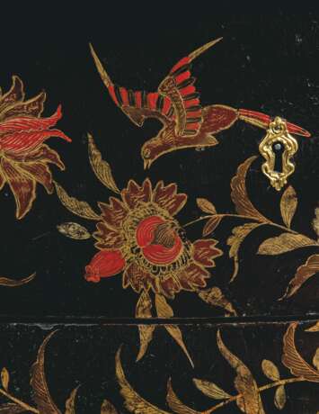 Latz, Jean-Pierre. A LOUIS XV ORMOLU-MOUNTED BLACK, RED AND GILT CHINESE LACQUER BOMBE COMMODE - Foto 3