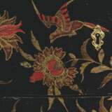 Latz, Jean-Pierre. A LOUIS XV ORMOLU-MOUNTED BLACK, RED AND GILT CHINESE LACQUER BOMBE COMMODE - Foto 3