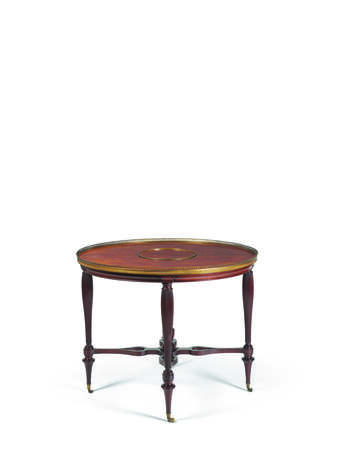 Weisweiler, Adam. A LATE LOUIS XVI ORMOLU-MOUNTED AMBOYNA AND MAHOGANY TABLE A THE - Foto 3