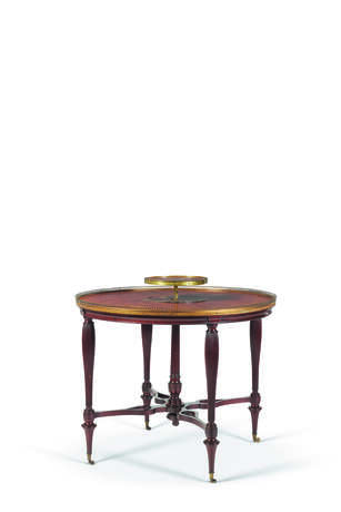 Weisweiler, Adam. A LATE LOUIS XVI ORMOLU-MOUNTED AMBOYNA AND MAHOGANY TABLE A THE - Foto 4