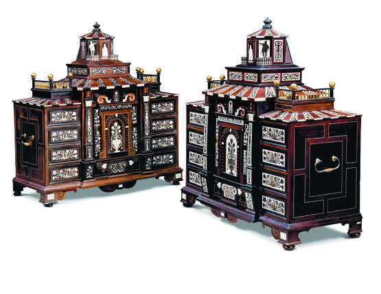 A PAIR OF GERMAN GILT-METAL MOUNTED EBONY AND IVORY MARQUETRY SNAKEWOOD AND WALNUT CABINETS - Foto 1