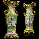 A PAIR OF NAPOLEON III ORMOLU-MOUNTED CHINESE FAMILLE ROSE VASES - фото 1