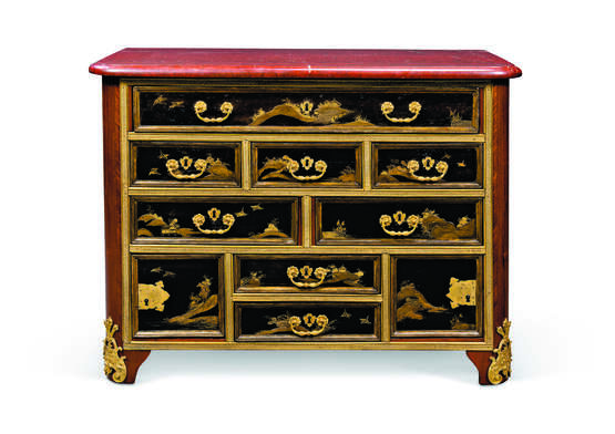 A REGENCE ORMOLU-MOUNTED AMARANTH AND CHINESE LACQUER COMMODE - photo 1