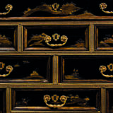 A REGENCE ORMOLU-MOUNTED AMARANTH AND CHINESE LACQUER COMMODE - Foto 4