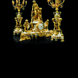 A FRENCH ORMOLU AND MARBLE THREE-PIECE CLOCK GARNITURE - Foto 1