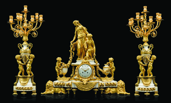 A FRENCH ORMOLU AND MARBLE THREE-PIECE CLOCK GARNITURE - Foto 3