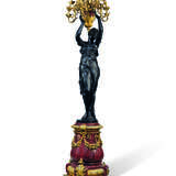 A LARGE PAIR OF ORMOLU AND PATINATED-BRONZE MOUNTED RED MARBLE THIRTEEN-LIGHT FIGURAL TORCHERES - Foto 4