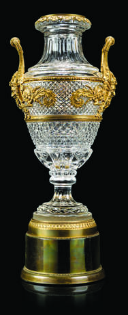 A PAIR OF LARGE FRENCH ORMOLU-MOUNTED CUT AND MOULDED-GLASS VASES - Foto 4