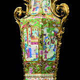 A PAIR OF NAPOLEON III ORMOLU-MOUNTED CHINESE FAMILLE ROSE VASES - Foto 3