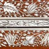 AN ANGLO-INDIAN ENGRAVED IVORY AND INDIAN ROSEWOOD TALL CHEST-OF-DRAWERS - Foto 3