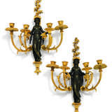 A PAIR OF LATE LOUIS XVI ORMOLU AND PATINATED-BRONZE FOUR-BRANCH WALL-LIGHTS - Foto 2