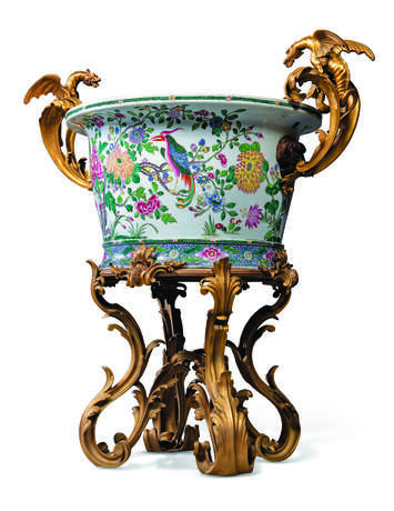 A LARGE FRENCH ORMOLU-MOUNTED CHINESE FAMILLE ROSE PORCELAIN JARDINIERE-ON-STAND - photo 4