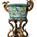 A LARGE FRENCH ORMOLU-MOUNTED CHINESE FAMILLE ROSE PORCELAIN JARDINIERE-ON-STAND - photo 4