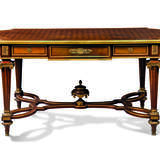 Dasson, Henry. A FRENCH ORMOLU-MOUNTED AMARANTH, MAHOGANY, SYCAMORE AND BOIS SATINE PARQUETRY CENTRE TABLE - Foto 2
