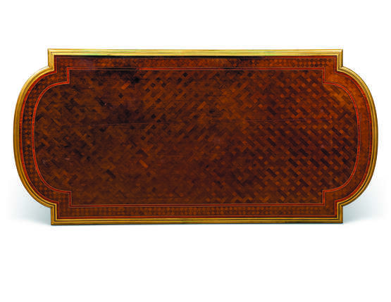 Dasson, Henry. A FRENCH ORMOLU-MOUNTED AMARANTH, MAHOGANY, SYCAMORE AND BOIS SATINE PARQUETRY CENTRE TABLE - Foto 3