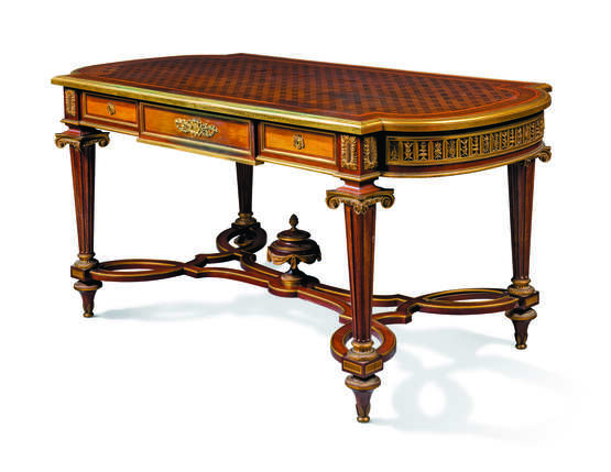 Dasson, Henry. A FRENCH ORMOLU-MOUNTED AMARANTH, MAHOGANY, SYCAMORE AND BOIS SATINE PARQUETRY CENTRE TABLE - Foto 4