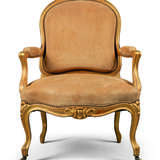 A FRENCH GILTWOOD SEVEN-PIECE SALON SUITE - фото 2