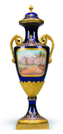 A FRENCH ORMOLU-MOUNTED SEVRES-STYLE BLUE-GROUND PORCELAIN NAPOLEONIC THREE-PIECE GARNITURE - Foto 2
