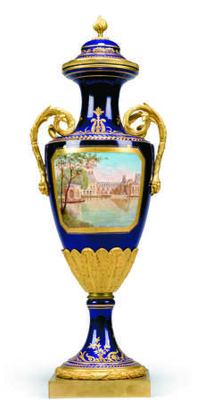 A FRENCH ORMOLU-MOUNTED SEVRES-STYLE BLUE-GROUND PORCELAIN NAPOLEONIC THREE-PIECE GARNITURE - Foto 3