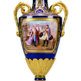 A FRENCH ORMOLU-MOUNTED SEVRES-STYLE BLUE-GROUND PORCELAIN NAPOLEONIC THREE-PIECE GARNITURE - Foto 4