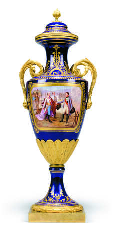 A FRENCH ORMOLU-MOUNTED SEVRES-STYLE BLUE-GROUND PORCELAIN NAPOLEONIC THREE-PIECE GARNITURE - Foto 4