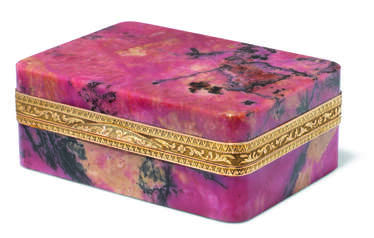 A CONTINENTAL TWO-COLOUR GOLD-MOUNTED RHODONITE SNUFF-BOX