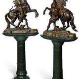Coustou, Guillaume. A PAIR OF LARGE FRENCH GILT AND PATINATED-BRONZE MODELS OF THE MARLY HORSES, ON MARBLE PEDESTALS - Foto 1