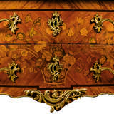 A LOUIS XV ORMOLU-MOUNTED TULIPWOOD, AMARANTH AND FRUITWOOD MARQUETRY COMMODE - Foto 4