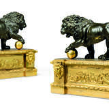 A PAIR OF LOUIS XVI ORMOLU AND PATINATED BRONZE `MEDICI` CHENETS - Foto 1