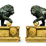 A PAIR OF LOUIS XVI ORMOLU AND PATINATED BRONZE `MEDICI` CHENETS - Foto 3