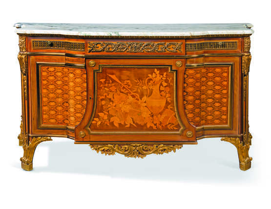 Riesener, Jean-Henri. A FRENCH ORMOLU-MOUNTED MAHOGANY AND SYCAMORE MARQUETRY AND PARQUETRY COMMODE - Foto 1