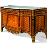 Riesener, Jean-Henri. A FRENCH ORMOLU-MOUNTED MAHOGANY AND SYCAMORE MARQUETRY AND PARQUETRY COMMODE - Foto 2