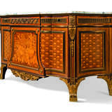 Riesener, Jean-Henri. A FRENCH ORMOLU-MOUNTED MAHOGANY AND SYCAMORE MARQUETRY AND PARQUETRY COMMODE - фото 3