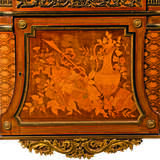 Riesener, Jean-Henri. A FRENCH ORMOLU-MOUNTED MAHOGANY AND SYCAMORE MARQUETRY AND PARQUETRY COMMODE - Foto 4