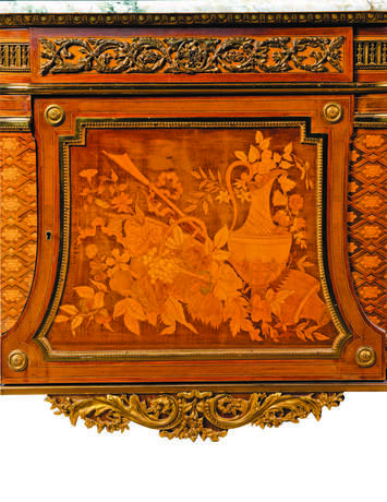 Riesener, Jean-Henri. A FRENCH ORMOLU-MOUNTED MAHOGANY AND SYCAMORE MARQUETRY AND PARQUETRY COMMODE - Foto 4