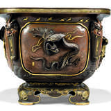 A JAPANESE GILT AND PATINATED-BRONZE JARDINIERE - фото 4