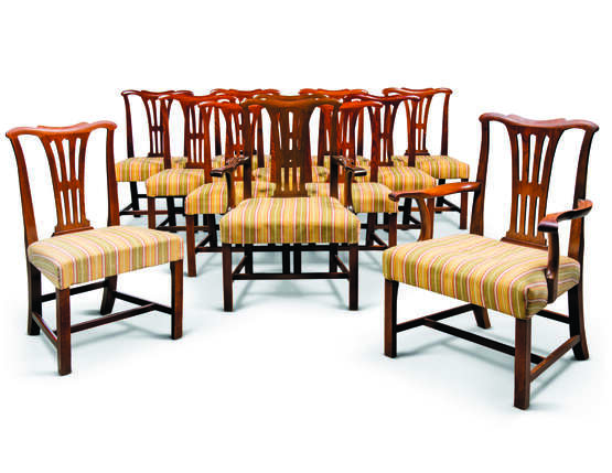 A SET OF TWELVE MAHOGANY DINING-CHAIRS - Foto 1