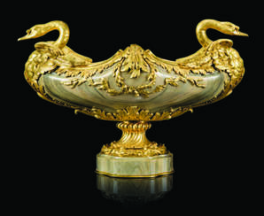 A FRENCH ORMOLU-MOUNTED GREEN-MARBLE CENTREPIECE