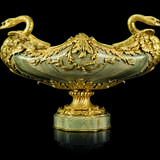 A FRENCH ORMOLU-MOUNTED GREEN-MARBLE CENTREPIECE - фото 1