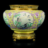 Minton Ltd Marks. A PAIR OF FRENCH `CHINOISERIE` ORMOLU-MOUNTED GLAZED EARTHENWARE JARDINEIRES - photo 4