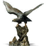 A JAPANESE GILT AND PATINATED BRONZE MODEL OF AN EAGLE - фото 1