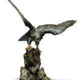 A JAPANESE GILT AND PATINATED BRONZE MODEL OF AN EAGLE - Foto 2