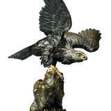 A JAPANESE GILT AND PATINATED BRONZE MODEL OF AN EAGLE - фото 3