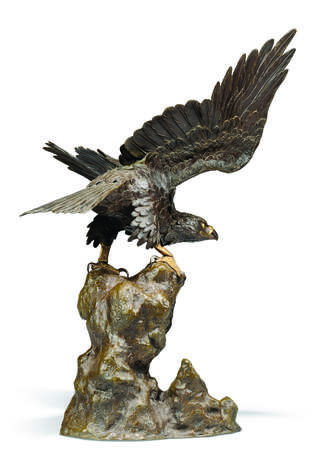 A JAPANESE GILT AND PATINATED BRONZE MODEL OF AN EAGLE - Foto 4