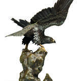 A JAPANESE GILT AND PATINATED BRONZE MODEL OF AN EAGLE - фото 4