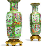 A PAIR OF FRENCH ORMOLU-MOUNTED CHINESE FAMILLE ROSE PORCELAIN VASES - Foto 1