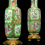 A PAIR OF FRENCH ORMOLU-MOUNTED CHINESE FAMILLE ROSE PORCELAIN VASES - Foto 2