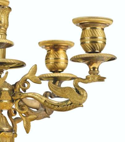 A PAIR OF LARGE EMPIRE ORMOLU AND TOLE-PEINT FIVE-LIGHT LAMPES BOUILLOTES - Foto 2
